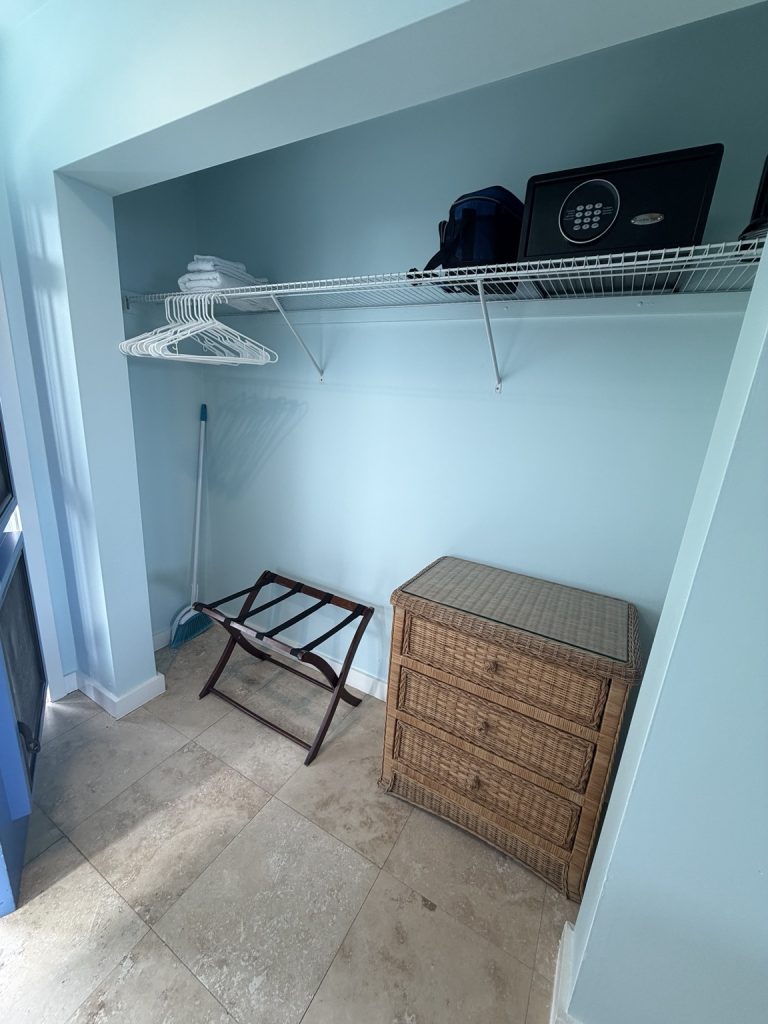 Alamanda closet and luggage rack